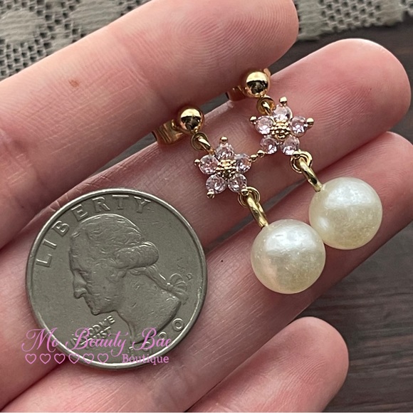 Emerald Green Crystal Pearl Stud Earrings - Picture 2 of 5